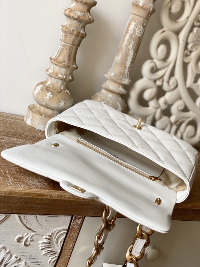 Handbag Chanel 3215 size 18*27*8 cm