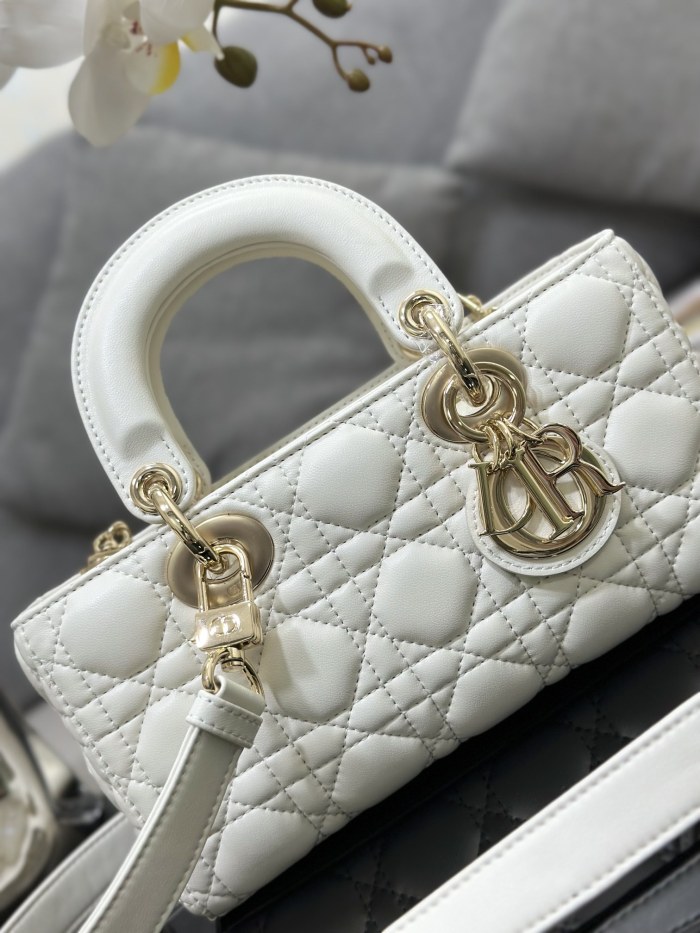 Handbag Dior M0613 size 22 x 12 x 6 cm