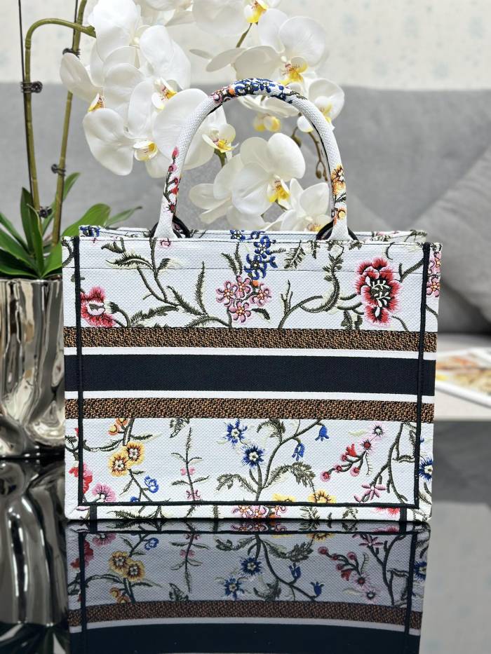 Handbag Dior M1286 size 36 x 27.5 x 16.5 cm