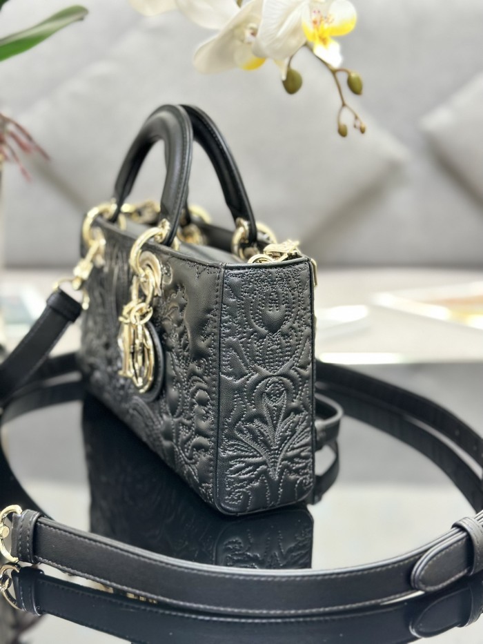 Handbag Dior M0540 size 26 x 13.5 x 5 cm