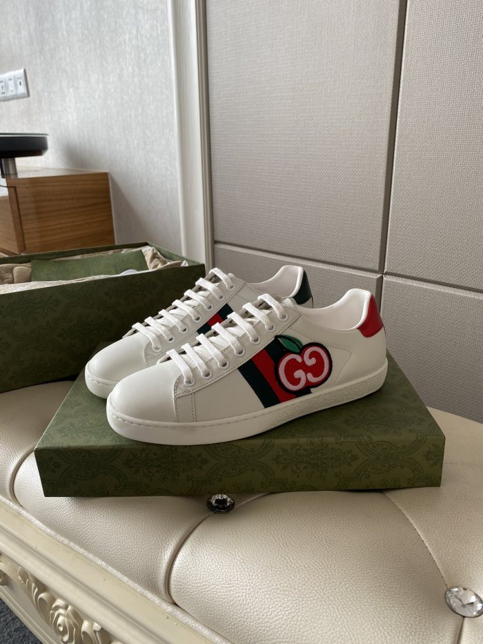 Gucci Women's Ace sneaker with bee sneaker 4