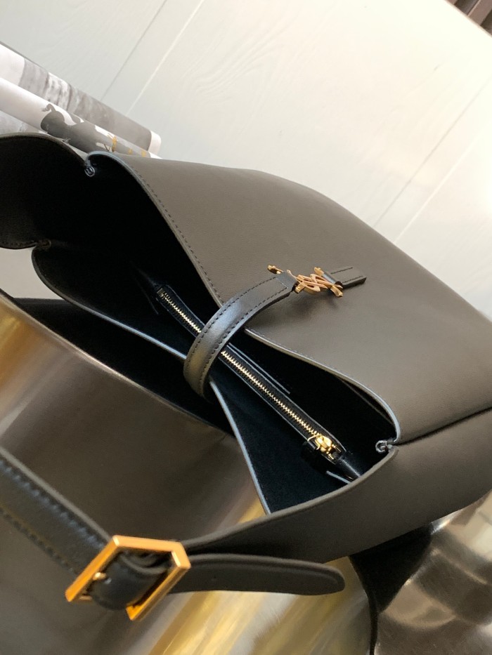 Handbags SAINT LAURENT 710886 size 24x24x10 cm