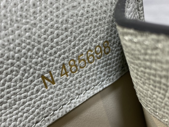 Handbag VALEXTRA size 𝟐𝟐*𝟏𝟔'𝟓*𝟏𝟐𝐂 𝐦