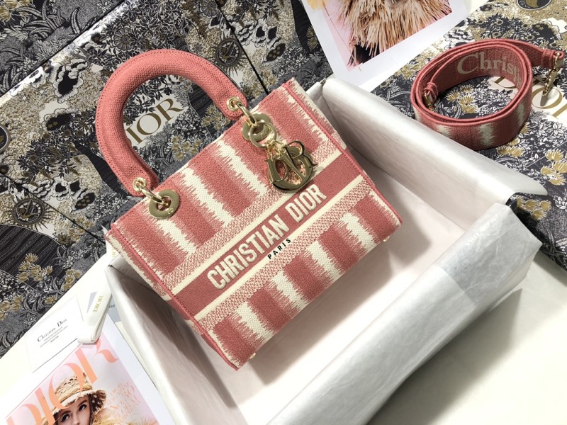 Handbag Dior M0565 size 24 x 20 x 11 cm