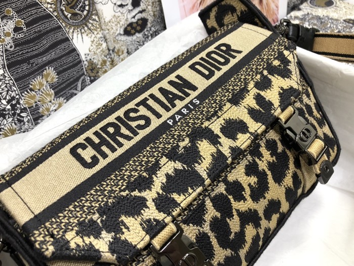 Handbag Dior M1241 size 23 x 15 x 8 cm