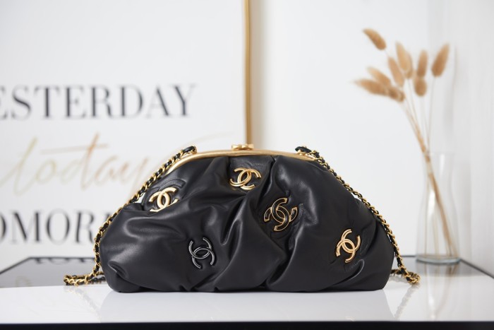 Handbag Chanel AS2137 size 16 27.5 14 cm
