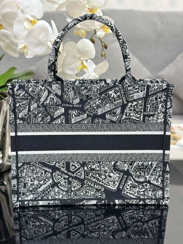 Handbag Dior M1286 size 36 x 27.5 x 16.5 cm