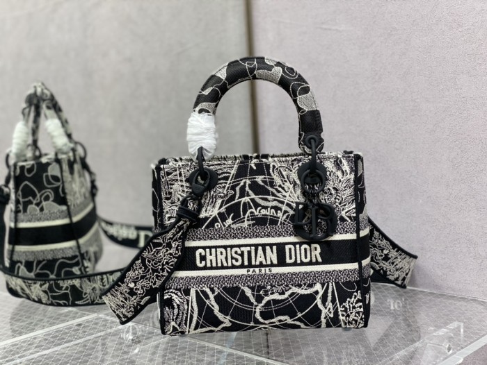 Handbag Dior size 24 cm