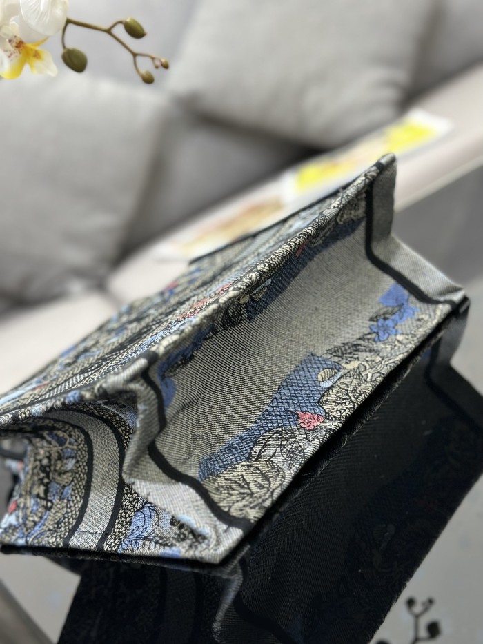 Handbag Dior M1286 size 26.5 x 21 x 14 cm