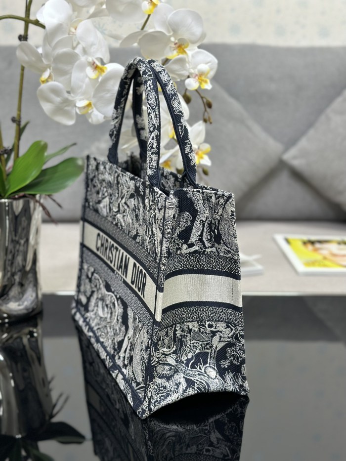 Handbag Dior M1286 size 36 x 27.5 x 16.5 cm