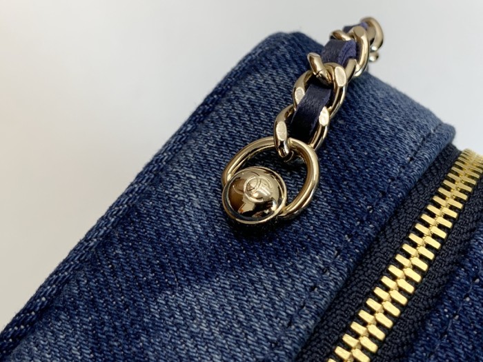 Handbag Chanel 2462 size 14×10×6 cm