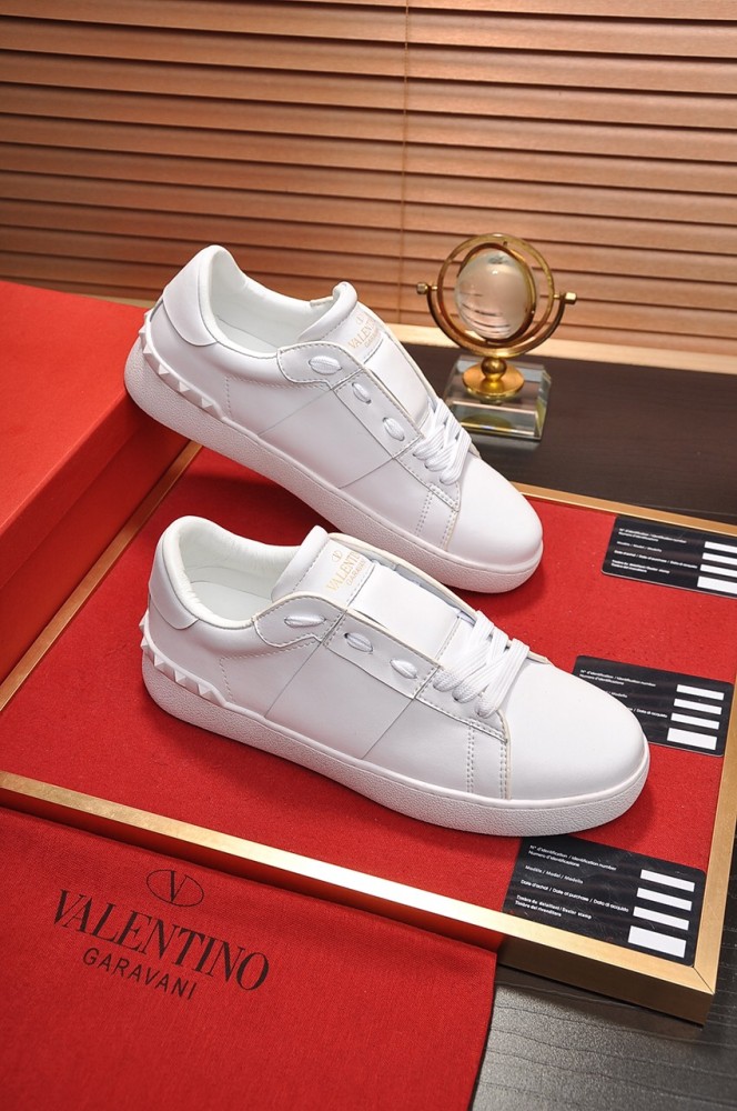 Valentino Garavani Rockstud Untitled calfskin sneaker 33