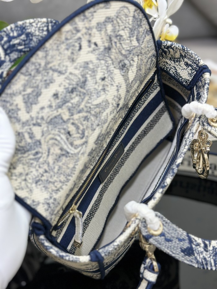 Handbag Dior M0565 size 24 x 20 x 11 cm