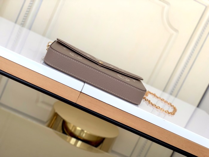 Handbag Louis Vuitton M69977 size 21.0 x 12.0 x 3.0 cm