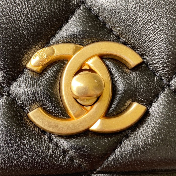 Handbag Chanel AS2733 size 17×12.5×5 cm