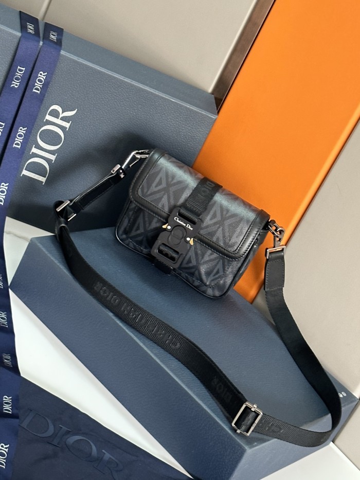 Handbag Dior 93370 size 19x 11x 4 cm