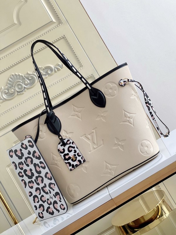 Handbag Louis Vuitton M58525 size 31 x 28 x 14 cm