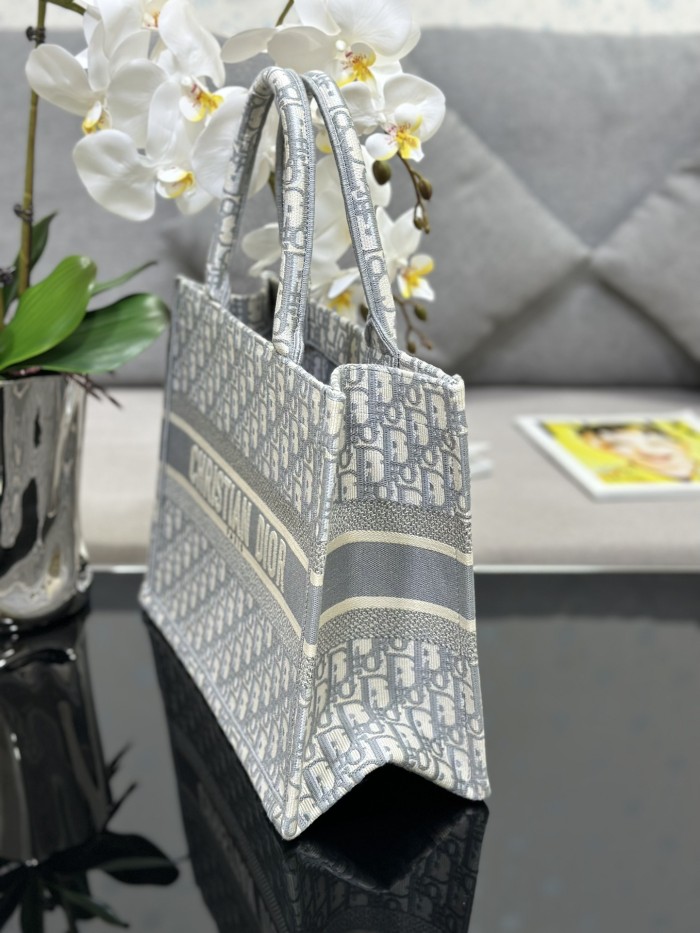 Handbag Dior M1286 size 36 x 27.5 x 16.5 cm