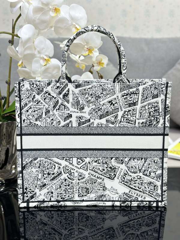 Handbag Dior M1286 size 42 x 35 x 18.5 cm