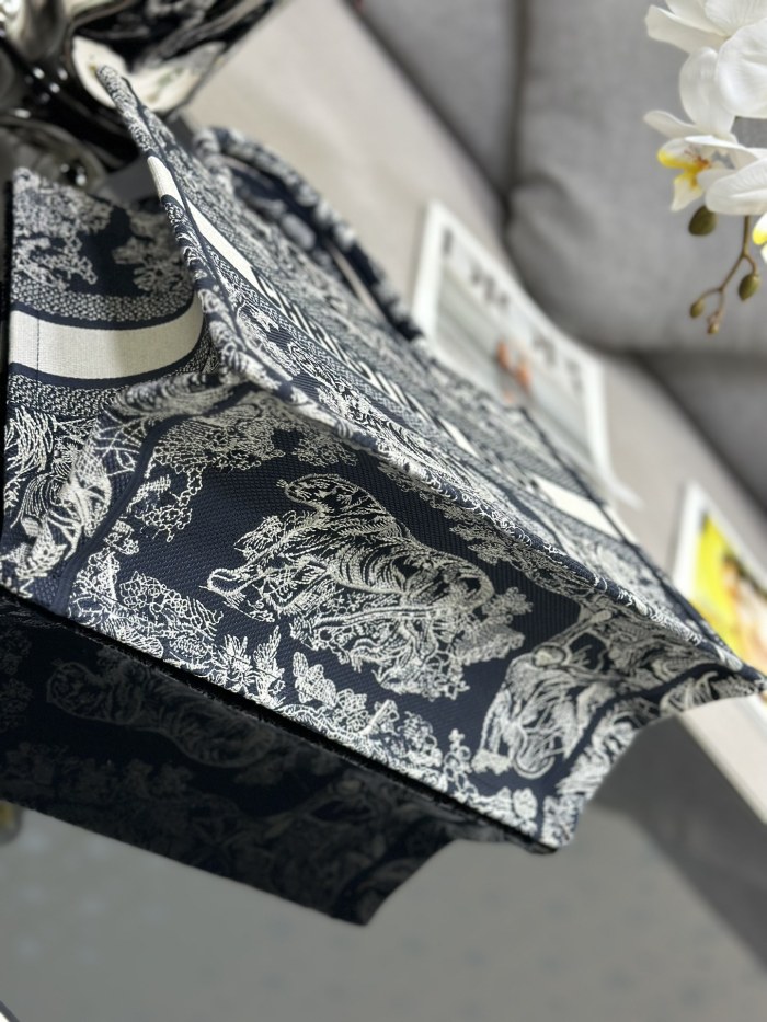 Handbag Dior M1286 size 36 x 27.5 x 16.5 cm