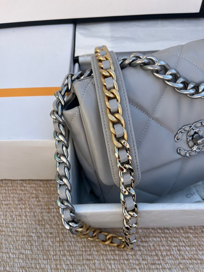 Handbag Chanel size 26cm／30 cm