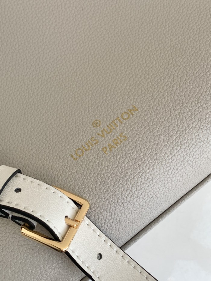 Handbag Louis Vuitton M53823 size 30.5x24.5x14cm