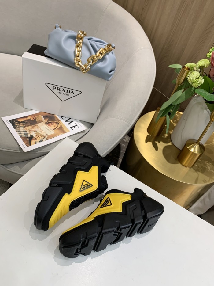 Prada Low Top sneaker 42