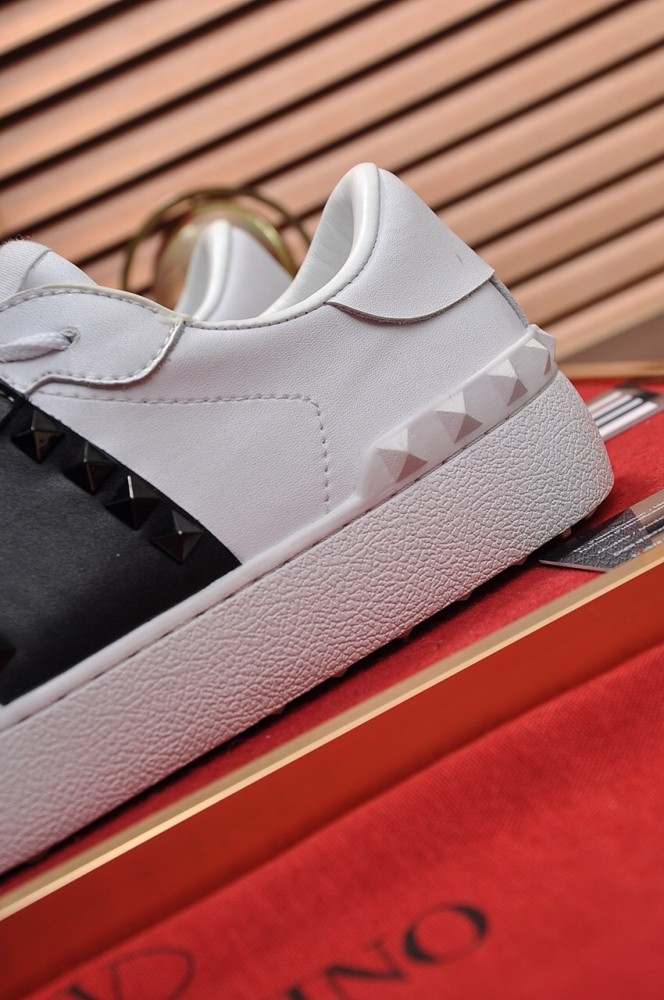 Valentino Garavani Rockstud Untitled calfskin sneaker 4