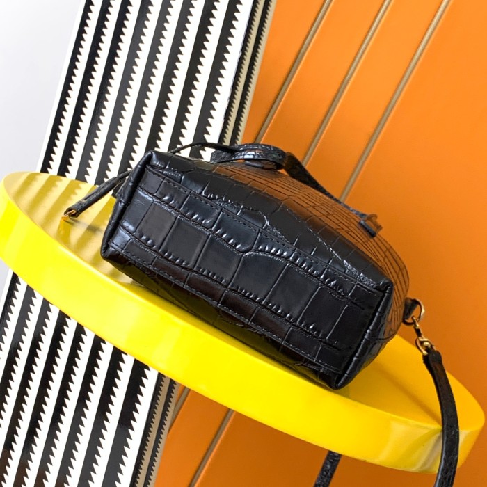 Handbags SAINT LAURENT 612367 size 18x17x8 cm