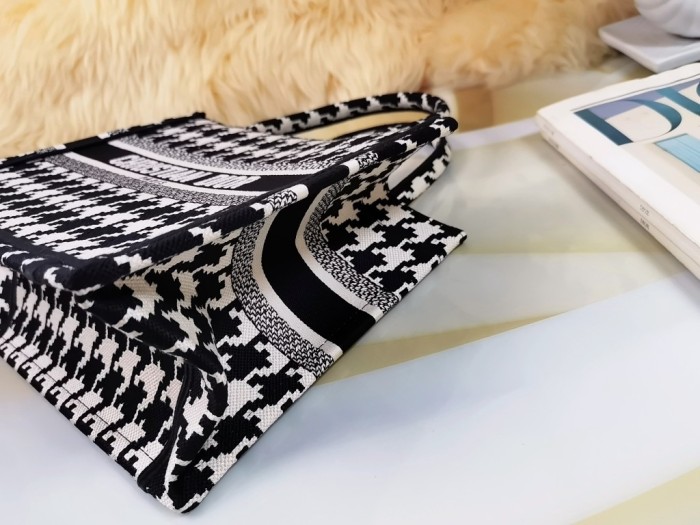 Handbag Dior size 26.5X24X17 cm