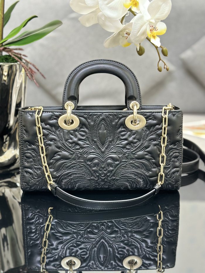 Handbag Dior M0540 size 26 x 13.5 x 5 cm