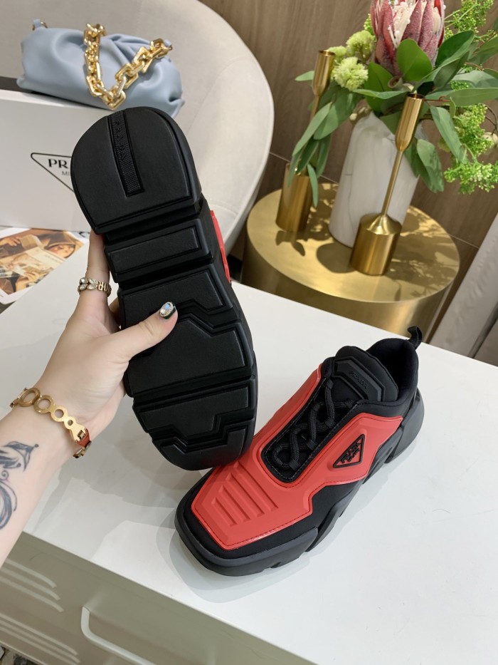 Prada Low Top sneaker 40