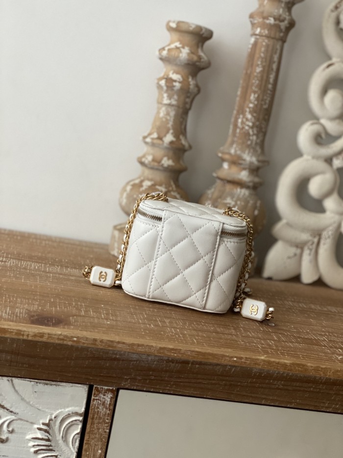 Handbag Chanel 81218 size 11 8.5 7 cm