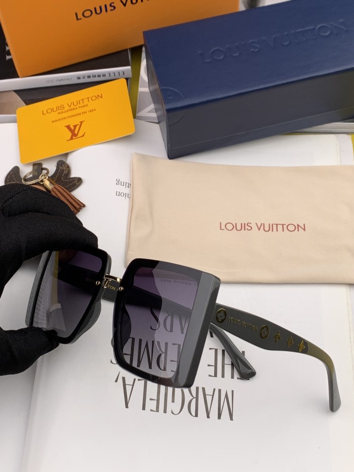 Sunglasses Louis Vuitton L07702