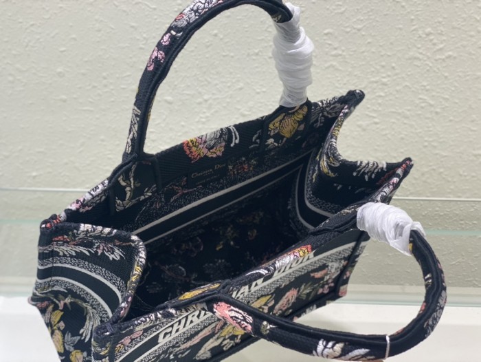 Handbag Dior size 26.5 x 21 x 14 cm