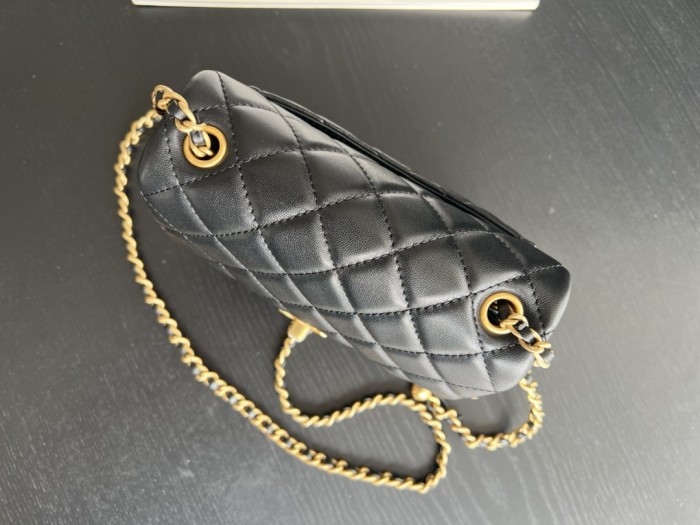 Handbag Chanel size 18 cm
