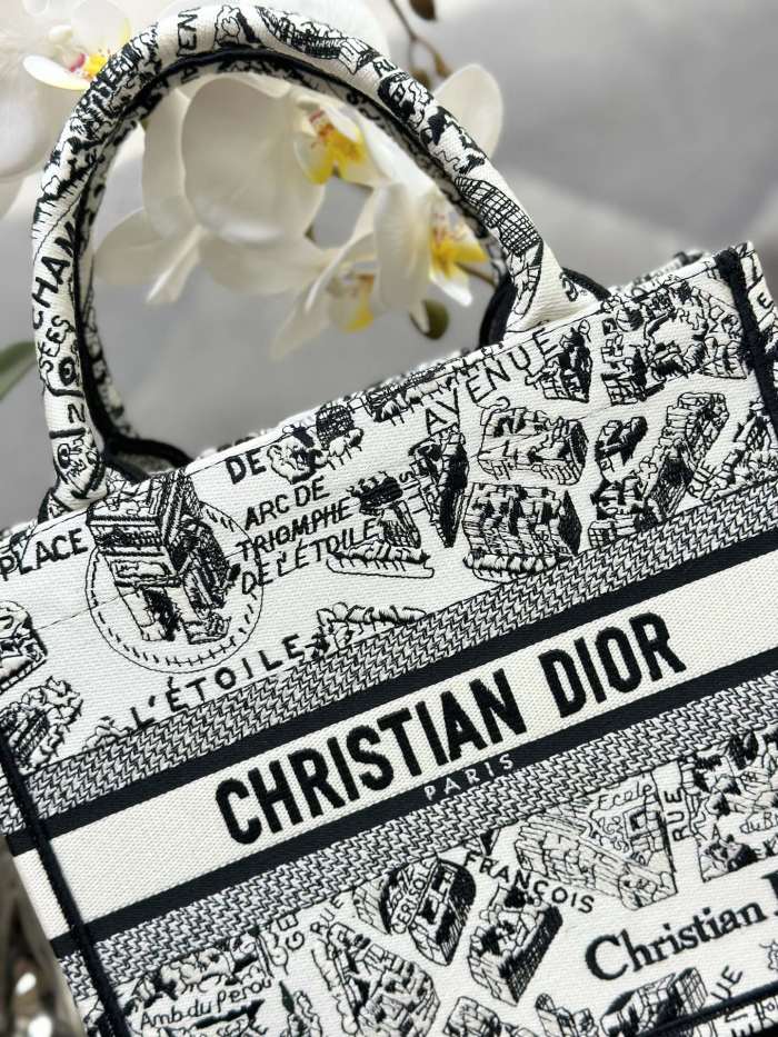 Handbag Dior M1286 size 26.5 x 21 x 14 cm