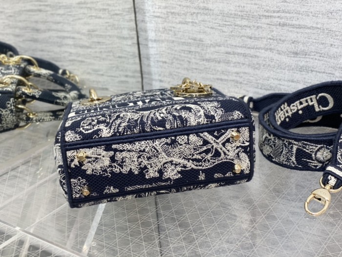 Handbag Dior size 𝟏𝟕 𝐜𝐦