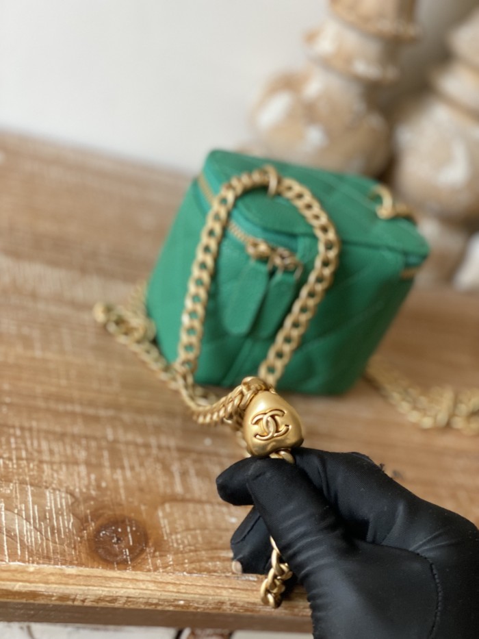 Handbag Chanel 81246 size 10.5 8.5 7 cm