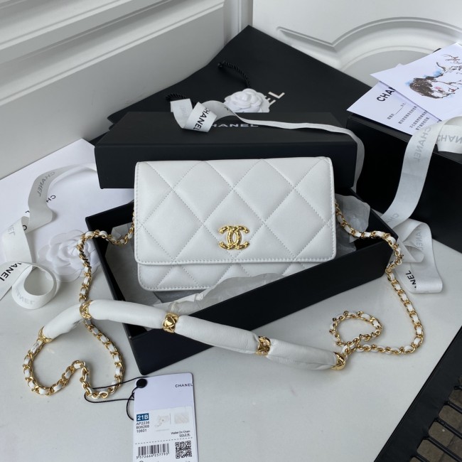 Handbag Chanel AP2236 size 19 cm.
