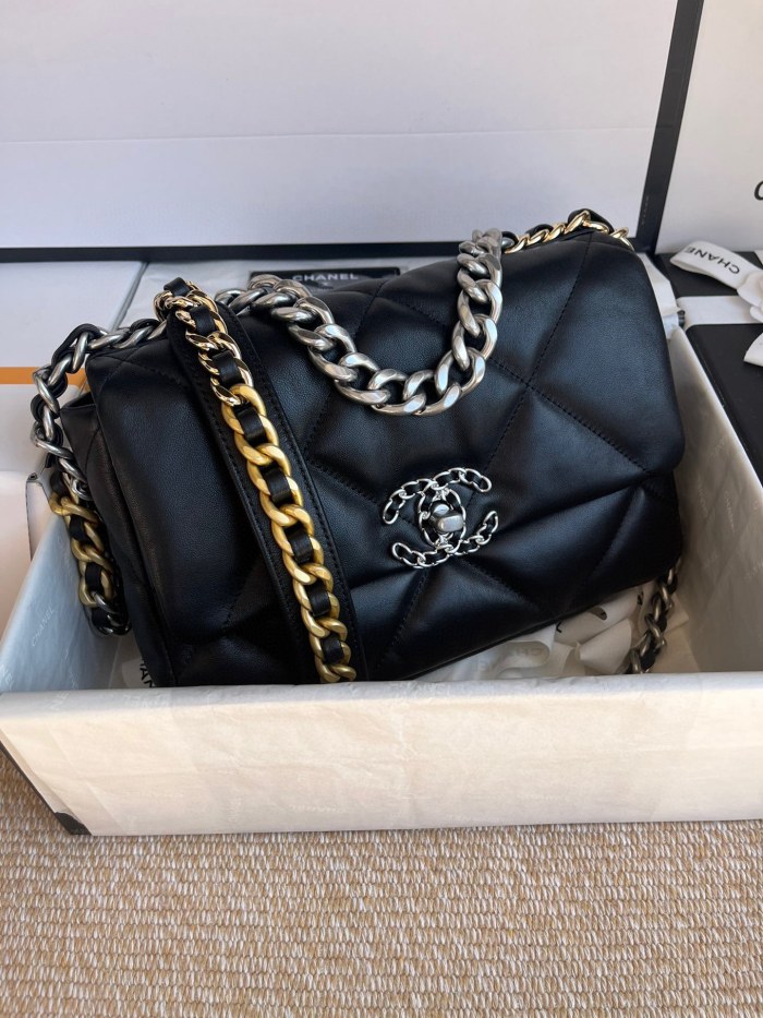 Handbag Chanel size 26cm／30 cm