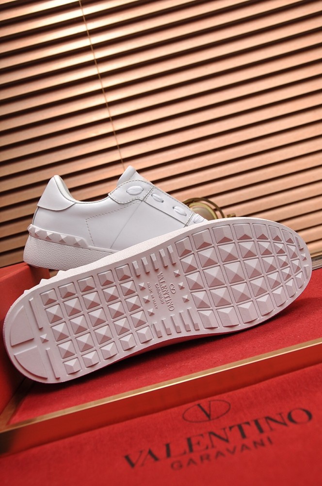 Valentino Garavani Rockstud Untitled calfskin sneaker 33