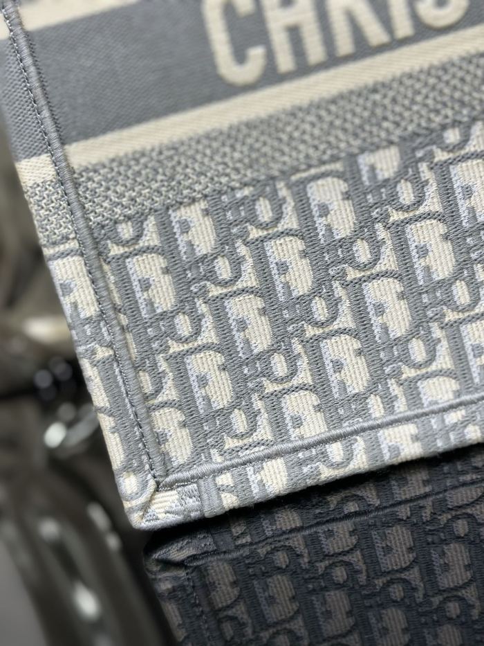 Handbag Dior M1286 size 36 x 27.5 x 16.5 cm