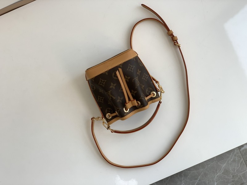 Handbag Louis Vuitton M81266 size 13x16x10 cm