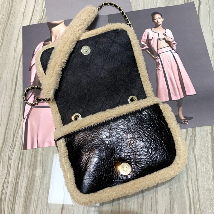 Handbag Chanel AS0321 size 18 13 8 cm