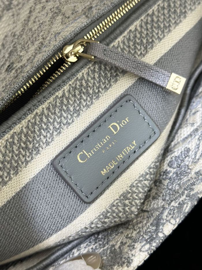 Handbag Dior M0565 size 24 x 20 x 11 cm
