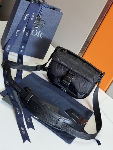 Handbag Dior 89020 size 20 x 15 x 5 cm