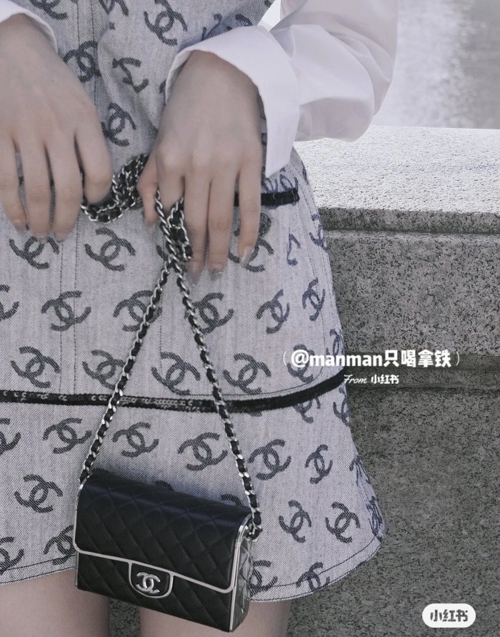 Handbag Chanel size 9*13*4 *cm