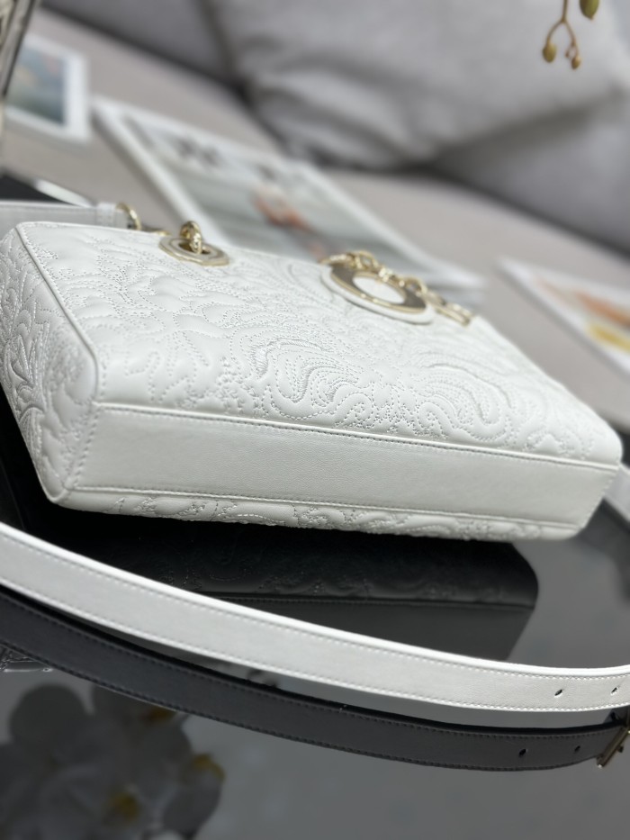 Handbag Dior M0540 size 26 x 13.5 x 5 cm