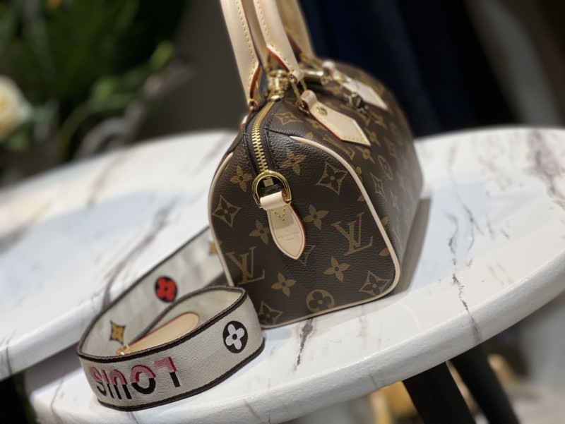 Handbag Louis Vuitton M45957 size 20x 13.5x 11.5 cm